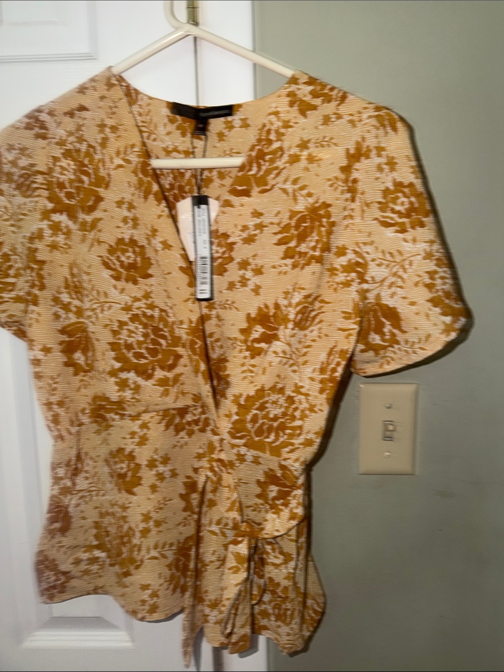 Harve Bernard ~ Gold Lace Floral Wrap Top Size Medium NWT $69 - Picture 2 of 6